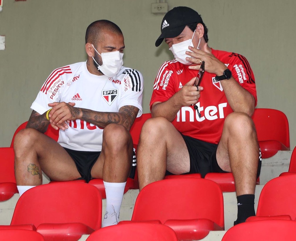 Daniel Alves e Fernando Diniz — Foto: Rubens Chiri / saopaulofc.net