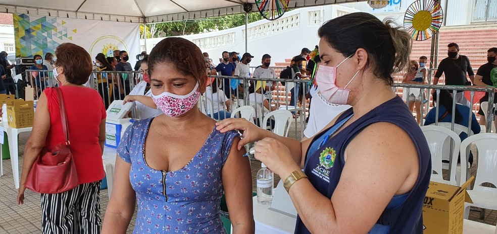 Mutirão de vacinação contra a Covid começa nesta segunda (24) em frente ao Palácio Rio Branco — Foto: Andryo Amaral/Rede Amazônica Acre 