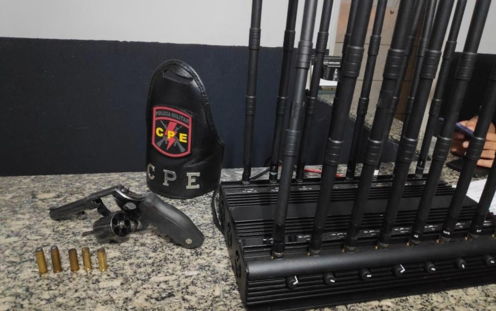 Arma e bloqueador de sinal foram apreendidos com os suspeitos &mdash; Foto: PM/Divulga&ccedil;&atilde;o