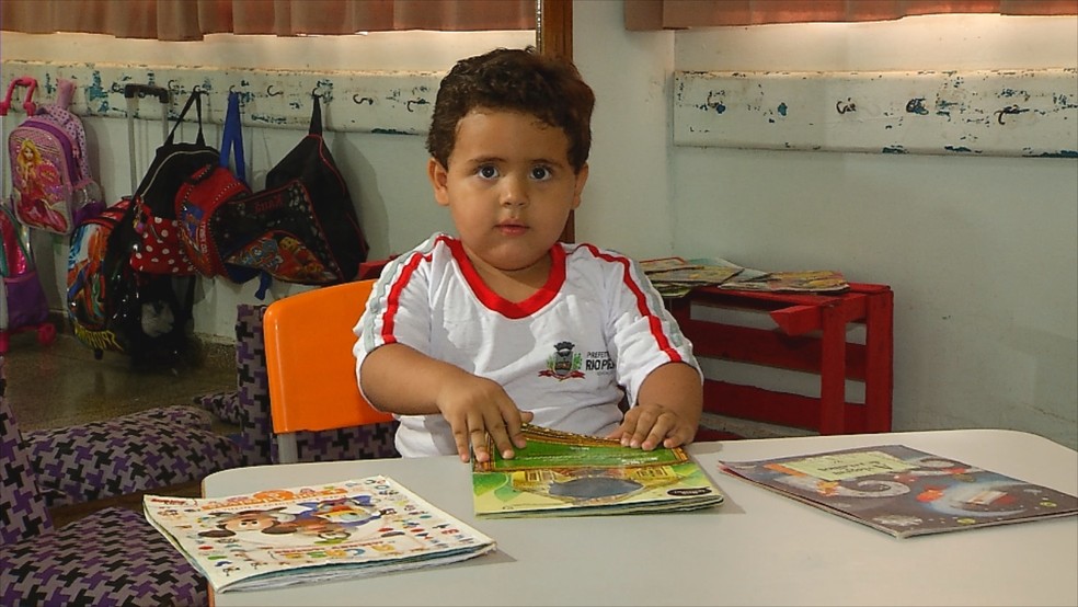 Brasil: Menino surpreende ao aprender a ler com 2 anos de idade no interior de SP