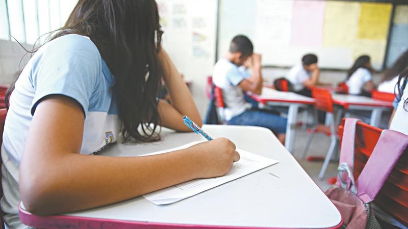 8 em cada 10 professores da rede pública relatou dificuldade em atender alunos com deficiência na pandemia, aponta pesquisa do Cetic