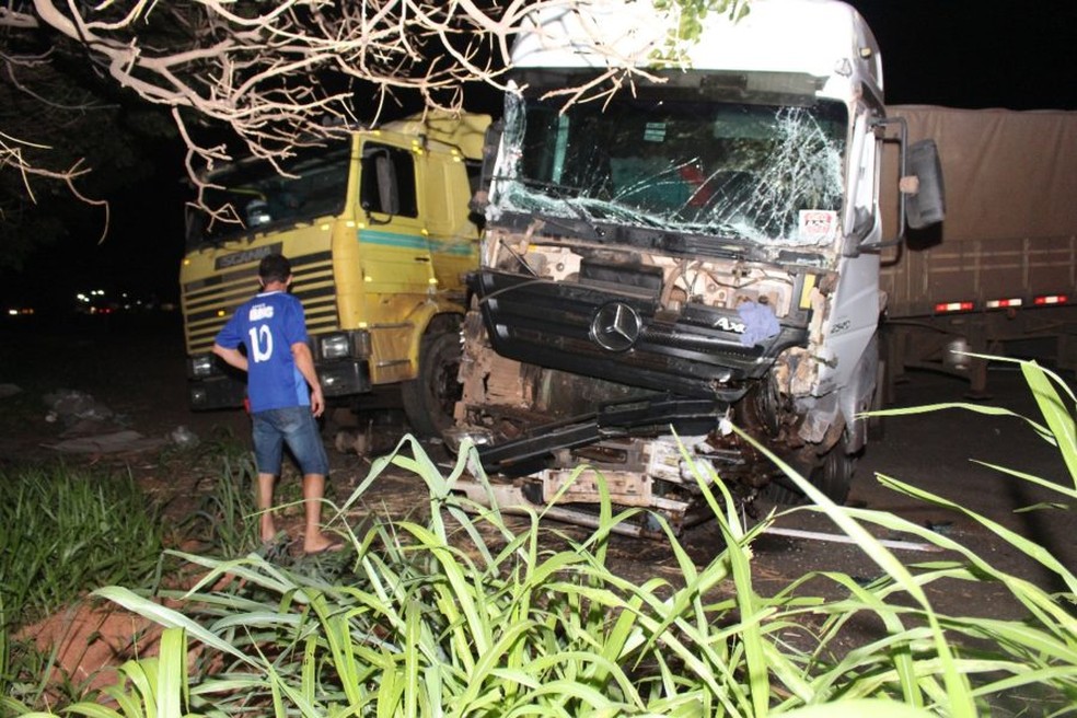 Duas carretas se envolveram no acidente em Marília (Foto: Camprestre FM / Divulgação )