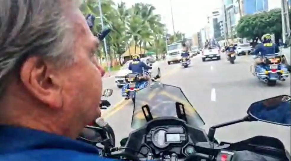 Escoltado pela PRF, presidente Jair Bolsonaro pilota moto sem capacete em Maceió, o que é considerado infração de trânsito — Foto: Reprodução/Facebook