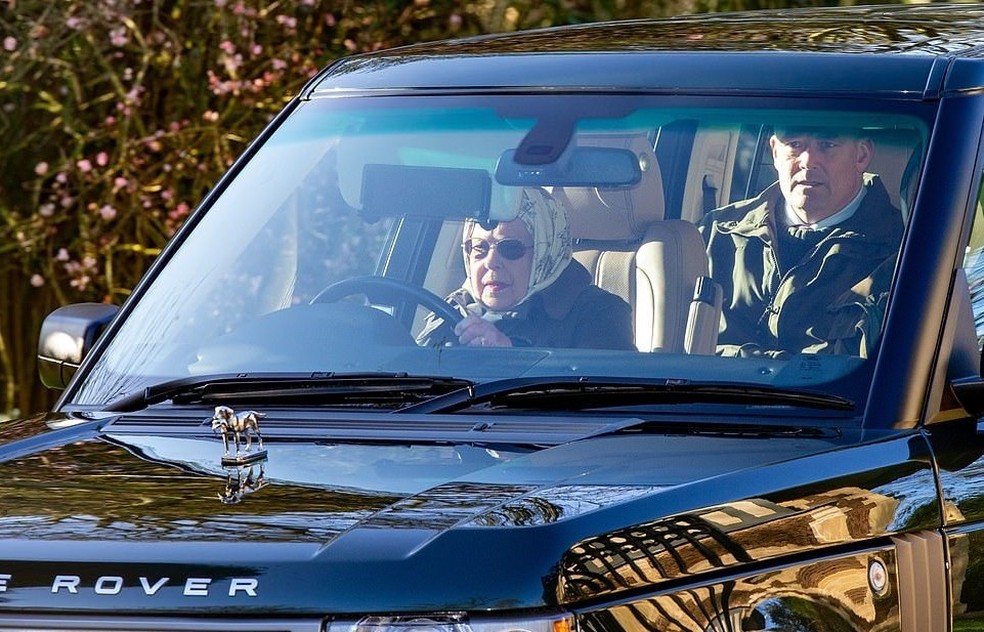 Rainha Elizabeth dirige Land Rover Range Rover em seu aniversário de 96 anos — Foto: Reprodução