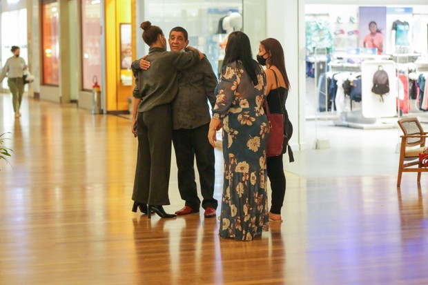 Taís Araujo e Zeca Pagodinho se tietam em shopping (Foto: Victor Chapetta/AgNews)