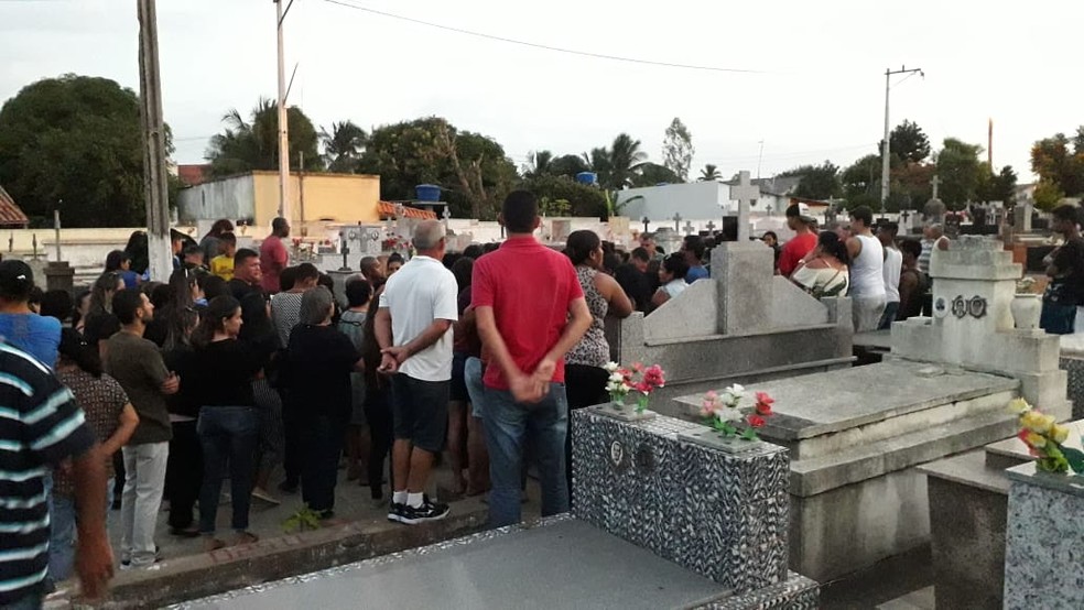 Dezenas de pessoas estiveram no enterro da professora morta a tiros em Travessão, em Campos, no RJ — Foto: Caio Dias/Inter TV