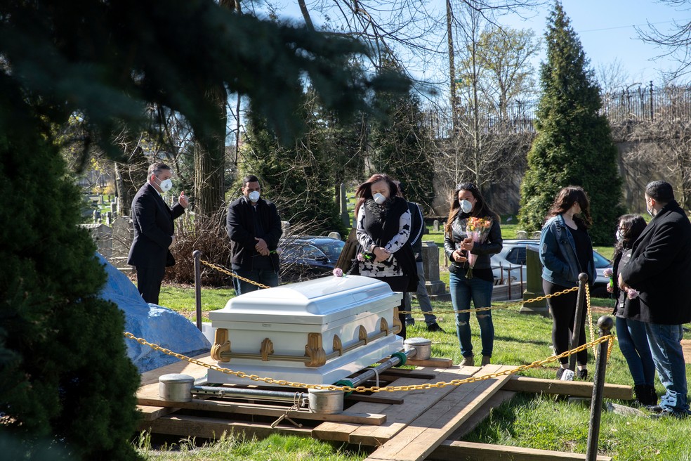 Familiares e amigos acompanham funeral no bairro de Brooklyn, em Nova York, Nova York (EUA), neste sábado (11) — Foto: Jeenah Moon/ Reuters