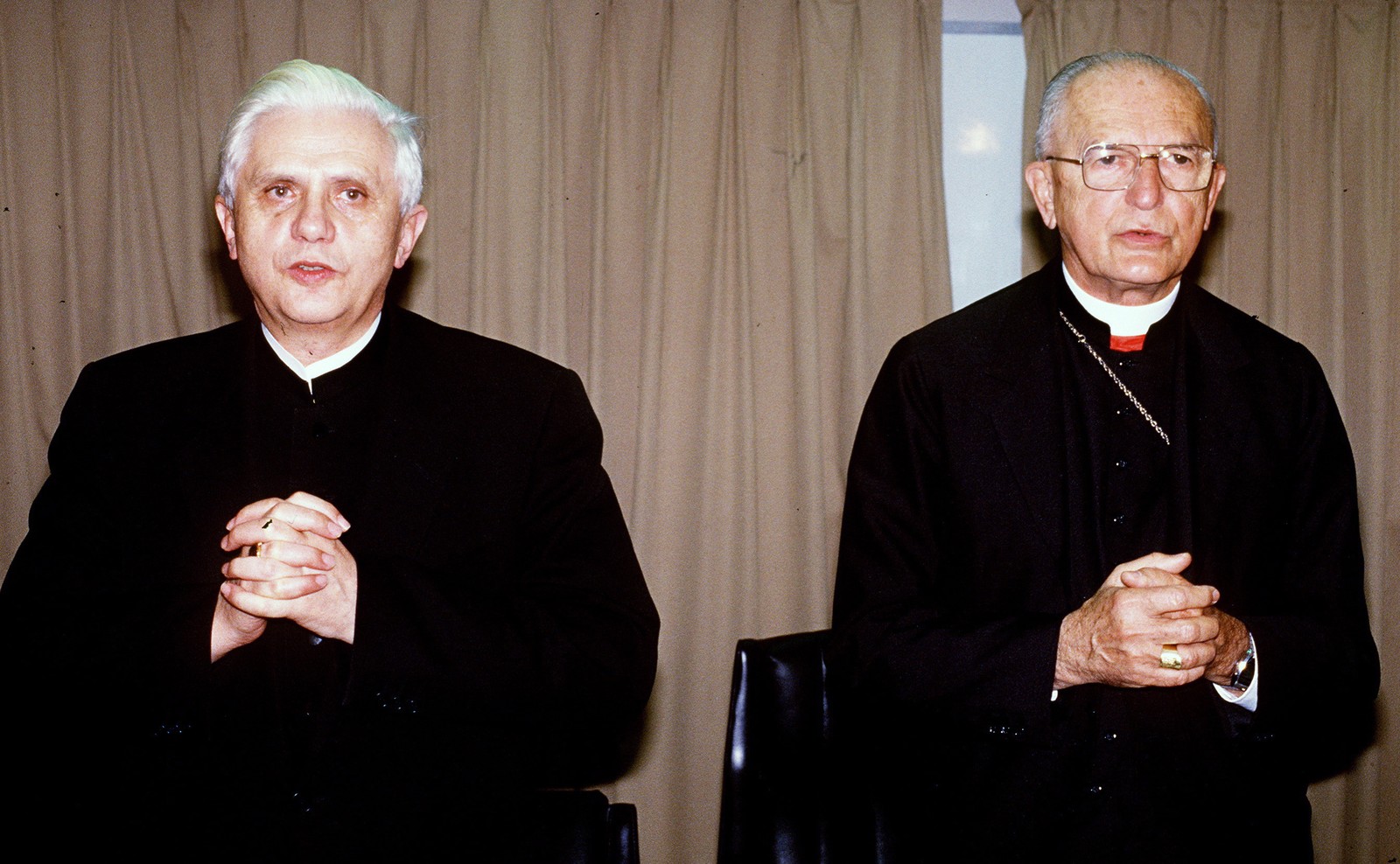 O Papa Bento XVl em visita ao Brasil em 1990, ainda como Cardeal Joseph Ratzinger, ao lado de Dom Eugenio Sales, na residência oficial da Arquidiocese, no Sumaré — Foto: Fernando Maia/Agência O Globo