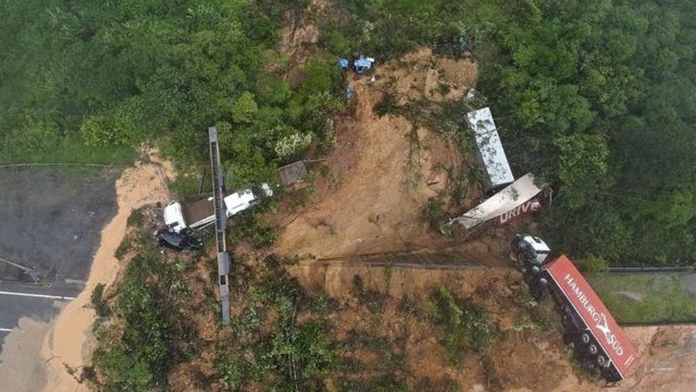 Deslizamento de terra arrastou veículos e bloqueou rodovia no Paraná; bombeiros procuram por dezenas de desaparecidos. — Foto: EPA