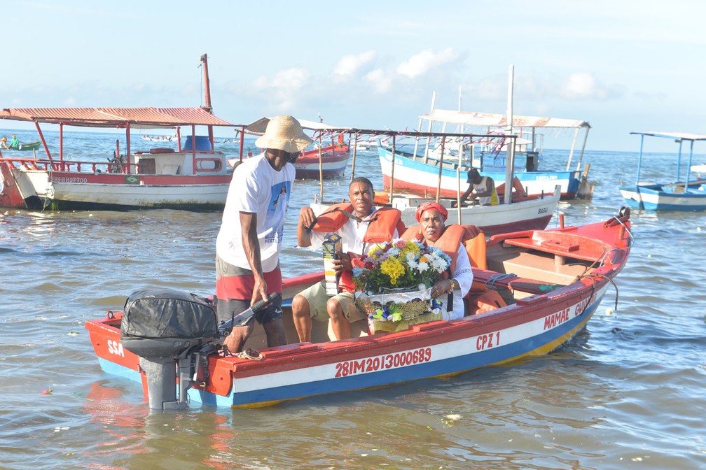 Público no barquinho para levar presentes para Iemanjá, em Salvador, neste domingo (2) — Foto: Max Haack/Ag Haack