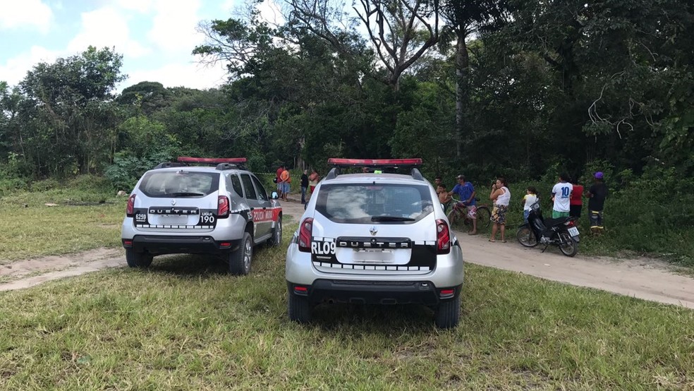 Homem foi encotrado morto com tiros na cabeça e no corpo, mãos e pés amarradas, em matagal no bairro Gramame em João Pessoa (Foto: Walter Paparazzo/G1)