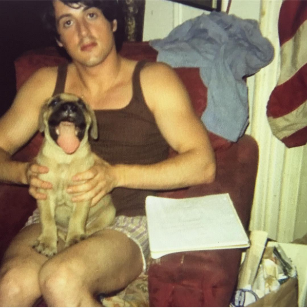 O ator Sylvester Stallone em 1971 com seu cachorro no colo (Foto: Instagram)