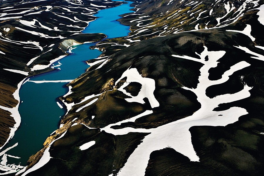 PAÍS Islândia | ANO 2008 | Lago Holmsarlon, perto da geleira Mýrdalsjökull; as mudanças climáticas têm prejudicado seu fluxo de água (Foto: Yann Arthus-Bertrand )