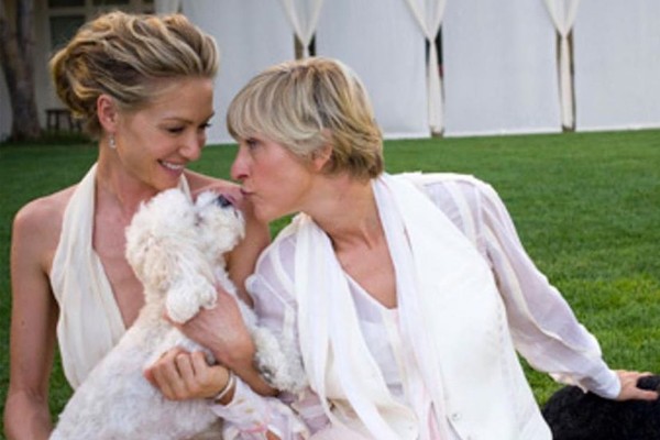 Portia de Rossi e Ellen DeGeneres posam com o cãozinho Wolf (Foto: Instagram)