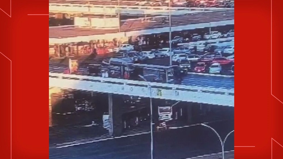 Momento em que carro atropela 5 pessoas e arremessa mulher na Rodovi&aacute;ria do Plano Piloto, em Bras&iacute;lia &mdash; Foto: Reprodu&ccedil;&atilde;o