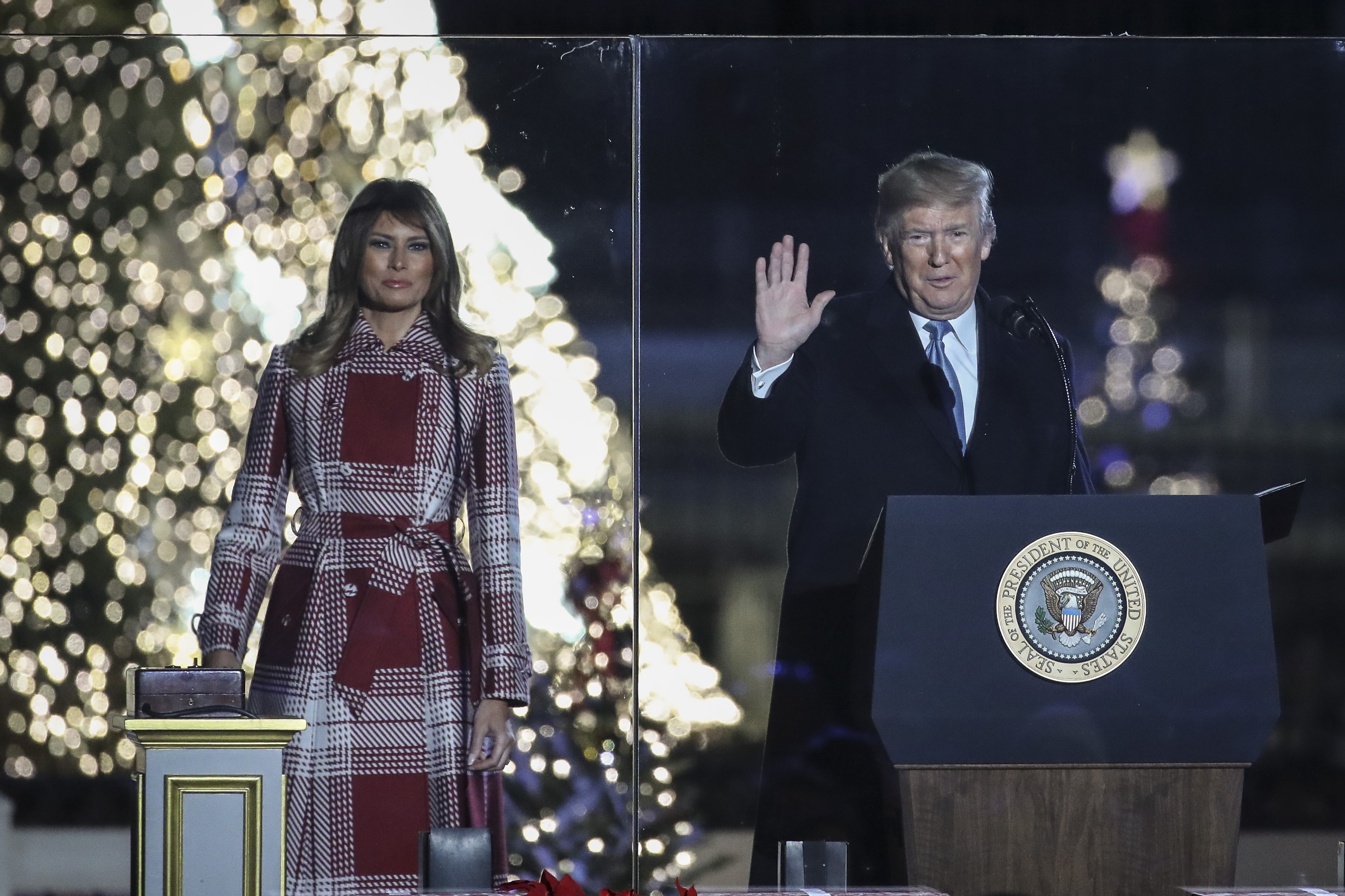 WASHINGTON, DC - 5 DE DEZEMBRO: O presidente dos EUA, Donald Trump, e a primeira-dama Melania Trump participam da cerimônia de iluminação da árvore de Natal nacional realizada pelo National Park Service no Ellipse perto da Casa Branca, em 5 de dezembro de 2019 em Washington. (Foto: Drew Angerer / Getty Images)
