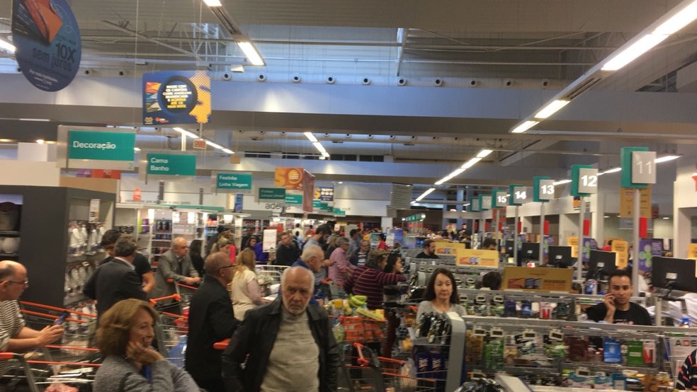 Supermercado lotado em Florianópolis nesta quinta-feira (24). Clientes tentam estocar alimentos por conta do desabastecimento por causa da greve dos caminhoneiros (Foto: Mariana de Ávila/G1)