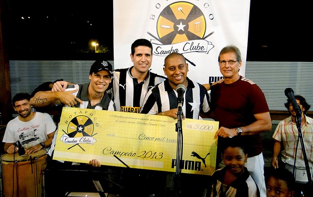 Oswaldo de Oliveira na escolha de samba do Botafogo (Foto: Divulgação / Botafogo)
