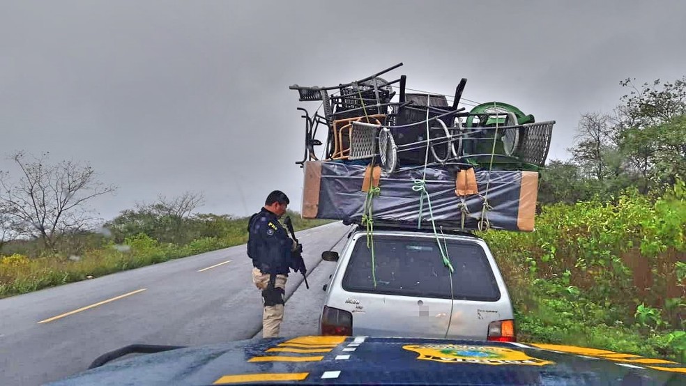 Veículo transportava uma cama e sete cadeiras de maneira irregular — Foto: PRF / Divulgação 