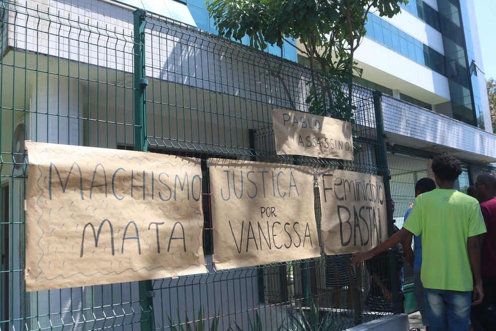 Familiares de Vanessa Carvalho pregaram cartazes na cerca do Fórum Cível e Criminal, no Centro de Teresina — Foto: Gilcilene Araújo/G1