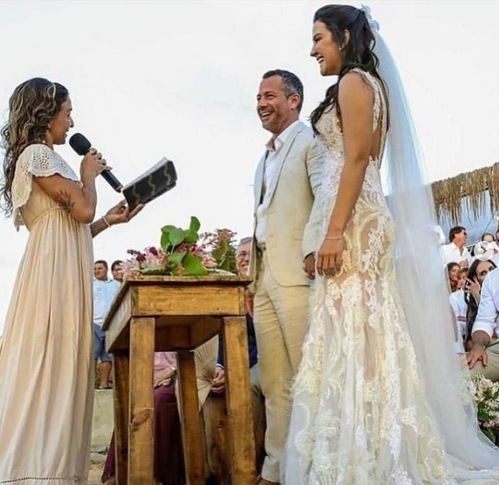 Malvino Salvador e Kyra Gracie se casaram sábado, 12/10, em Fernando de Noronha  — Foto: Neuronha /Reprodução/Instagram 