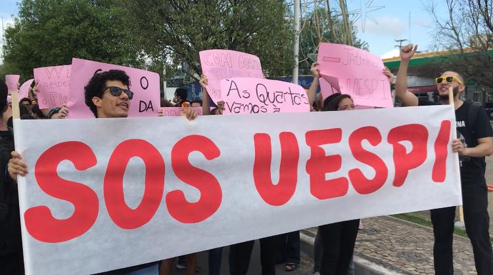 Grupo diz que Uespi pede socorro e usam faixas com "SOS Uespi". — Foto: Lorena Linhares/G1