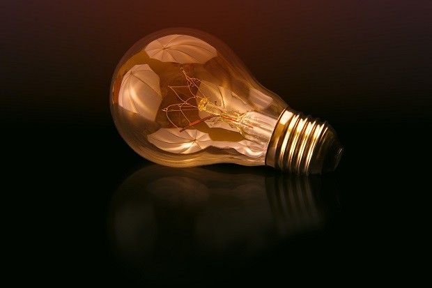 Lâmpada; ideia; conta de luz; energia elétrica (Foto: Johannes Plenio / Unsplash)