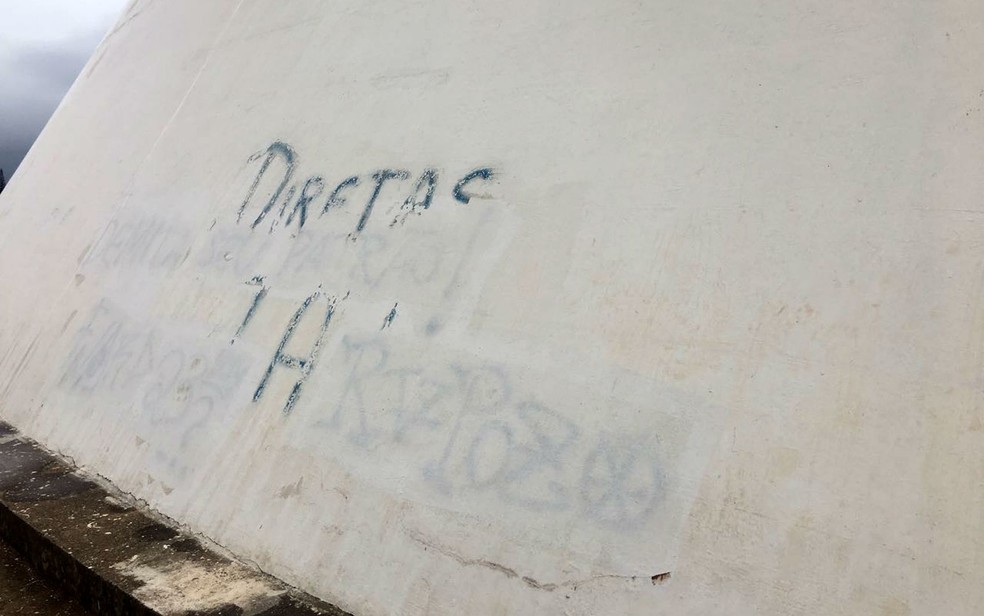 Pintura em parede externa do Museu da República em Brasília mostra pichações que haviam sido cobertas há oito meses em revitalização (Foto: Luiza Garonce/G1)