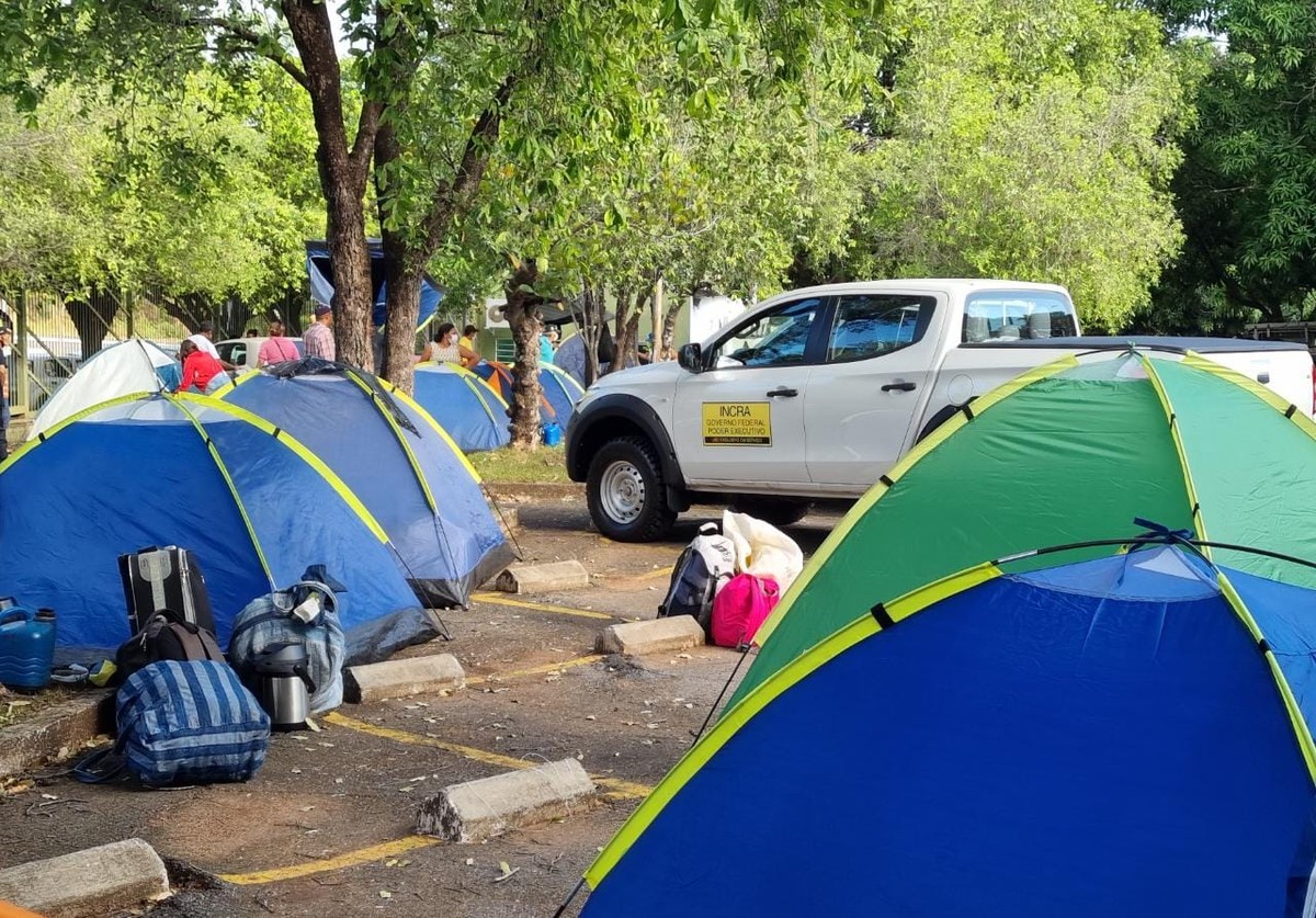 Mais de 200 trabalhadores rurais fazem manifestação e acampam em frente ...