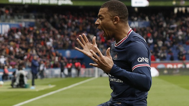 Mbappé comemora o gol marcado pelo PSG contra o Bordeaux