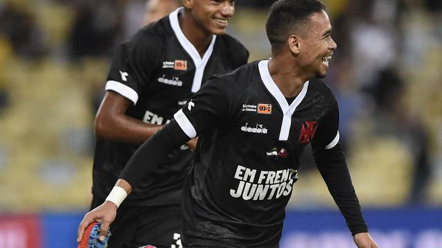 Pikachu comemora o segundo gol do Vasco no jogo