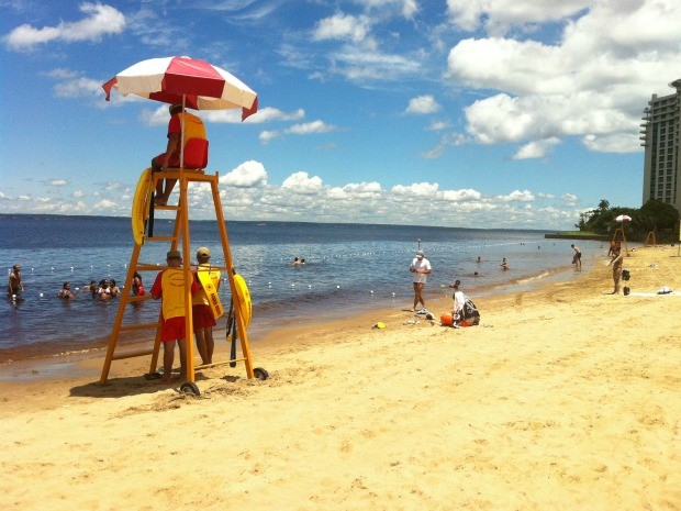 Bombeiros monitoram banhistas na Praia da Ponta Negra, em Manaus (Foto: Camila Henriques /G1 AM)