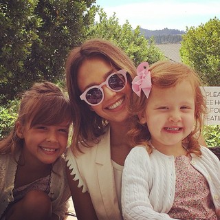 Cash Warren postou foto de Jessica Alba com as filhas. 