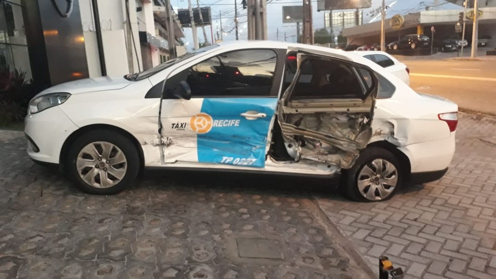 Táxi teve lado esquerdo danificado na batida, na madrugada desta sexta-feira (30), no Pina, na Zona Sul do Recife — Foto: Reprodução/WhatsApp