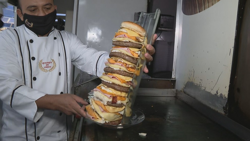 Hambúrguer 7 Pecados leva 7 ingredientes e é montado em 7 camadas — Foto: Reprodução/TV Globo