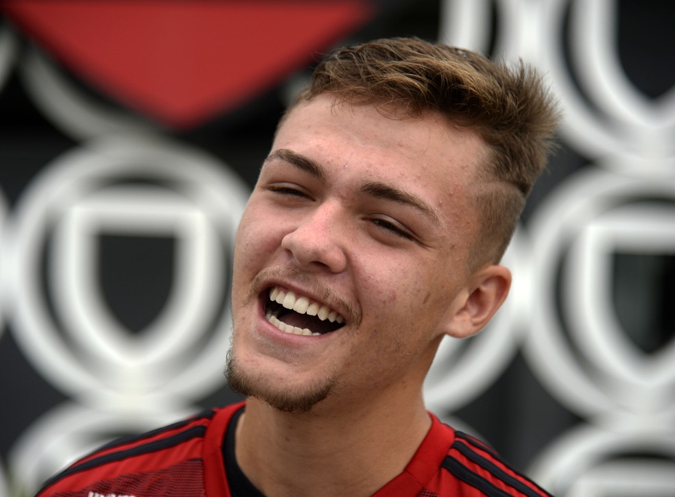 Noga e o sorriso solto: garoto vive sonho no Flamengo em 2020 — Foto: André Durão/GloboEsporte.com