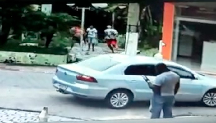Jovem de 17 anos pulou algemado no rio Pomba, que estava com nível acima da cota de transbordo, em Santo Antônio de Pádua — Foto: Câmeras de segurança/Reprodução redes sociais