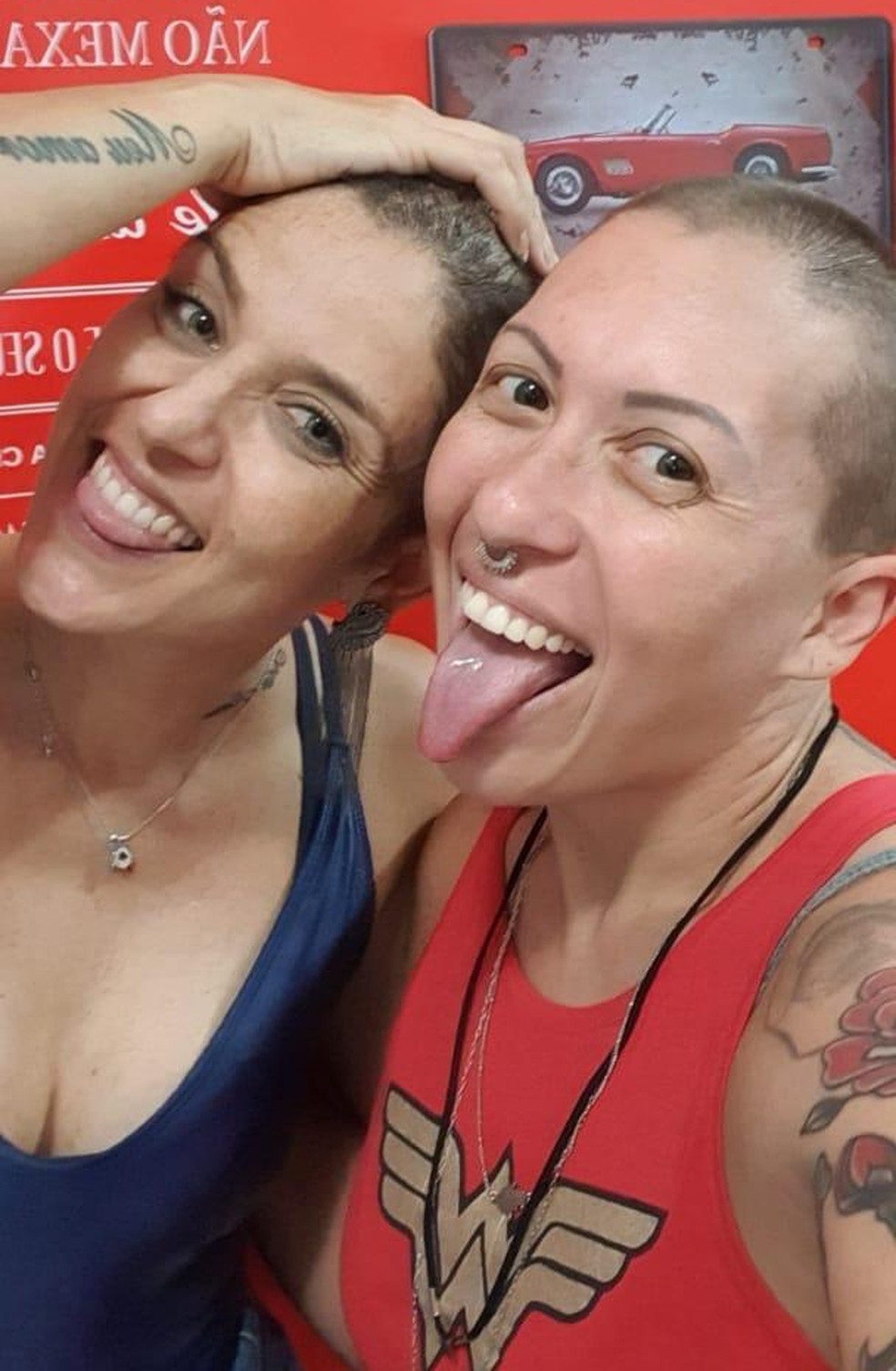 Fabíola e a amiga Evelyn, que raspou a cabeça em sua homenagem — Foto: Arquivo pessoal