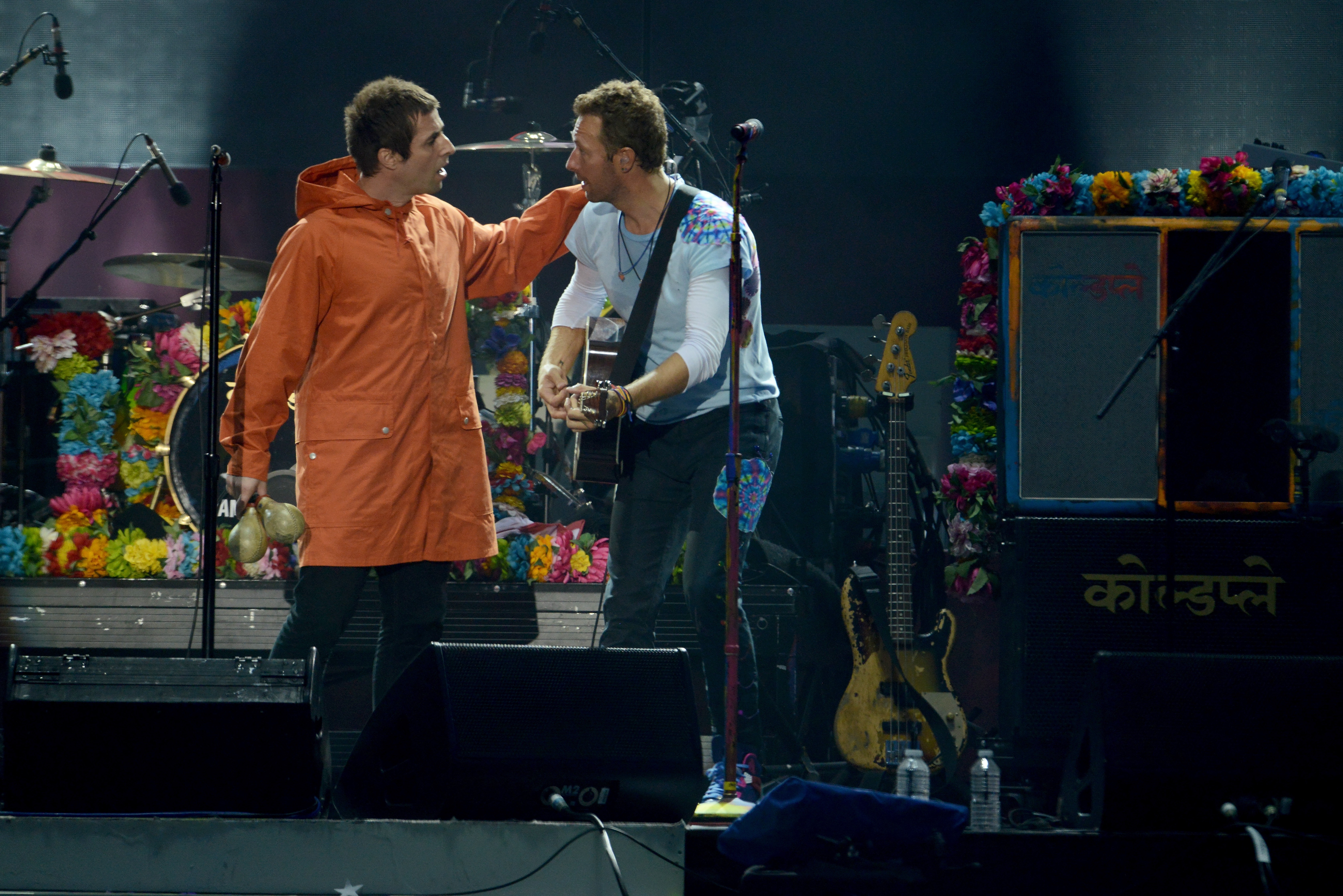 Liam Gallagher no show em homenagem às vítimas do ataque terrorista em Manchester ao lado de Chris Martin do Coldplay (Foto: Getty Images)