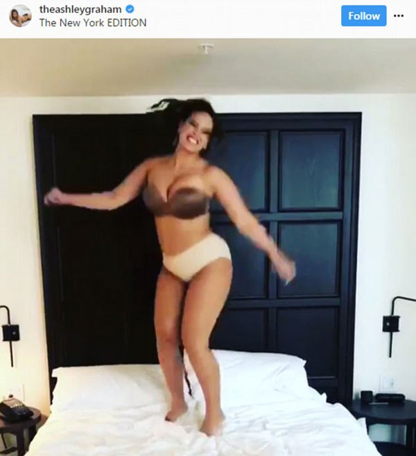 Ashley se diverte na cama de hotel (Foto: Reprodução/Instagram)