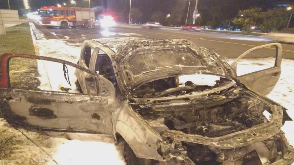 Carro queimado no Eixão Sul (Foto: Corpo de Bombeiros/Divulgação)