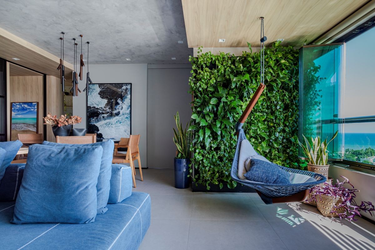 LIVING | No ambiente de convivência o azul se destaca nos móveis. Sofá é da Home Design Salvador e cadeira balanço 