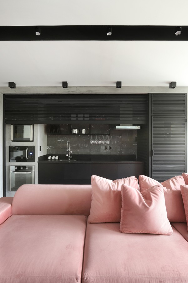 Décor do dia: living com sofá rosa, serralheria e clima descontraído (Foto: Mariana Orssi)