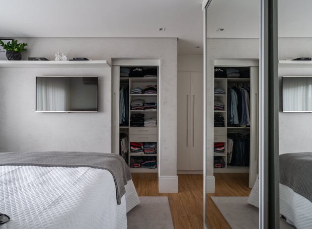 SUÍTE DO CASAL | Para o marido, a arquiteta Monise Rosa projetou um closet menor executado por marcenaria para melhor aproveitamento de espaço (Foto:  Kadu Lopes / Divulgação)