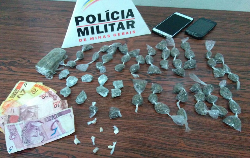 61 buchas de maconha prontas para comercialização foram apreendidas no Bairro São Geraldo (Foto: Polícia Militar/Divulgação)
