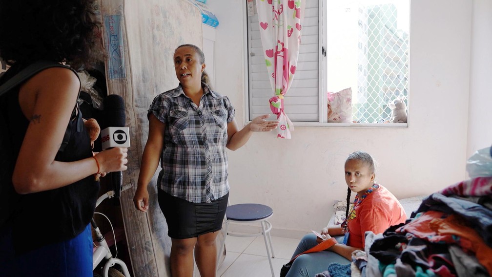 Milena entrevistando mãe que busca BPC para a filha — Foto: Profissão Repórter
