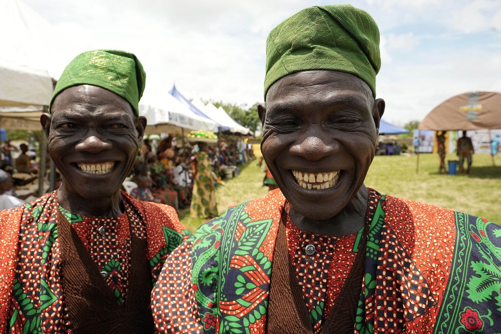 Kehinde Dahunsi e Taiwo Dahunsi, de 65 anos, participantes do 12º festival de gêmeos de Igbo-Ora, cidade no sudoeste da Nigéria, que celebra anualmente a alta incidência de gêmeos entre seus habitantes — Foto: Sunday Alamba/AP