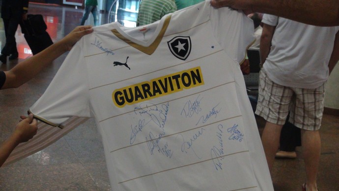 Autografo botafogo (Foto: Viviane Leão/GloboEsporte.com)