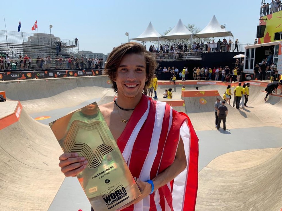 Heimana Reynolds, dos Estados Unidos, com o trofÃ©u de campeÃ£o mundial de Skate Park â Foto: Paulo Conde