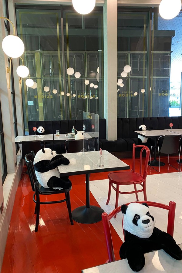 Restaurante usa pandas de pelúcia para ensinar distanciamento social (Foto: Reprodução/Facebook @maisonsaigon)